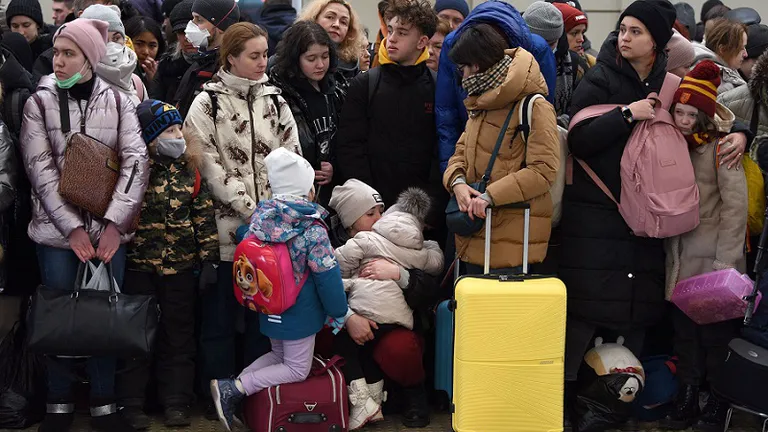 Numărul ucrainenilor care fug din calea războiului este în creștere. Poliția de Frontieră anunță aglomerație la granițele țării