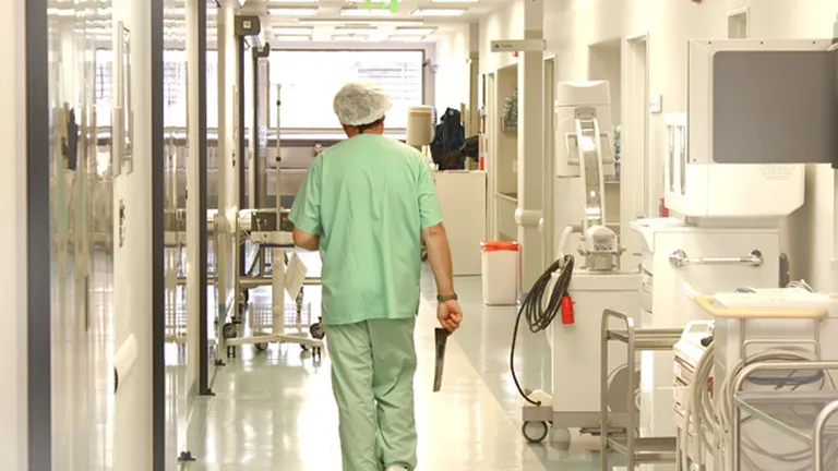 Medicii amenință cu greva generală. Ce salariu primește o infirmieră în România lui 2023