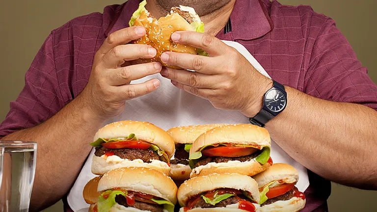 Mâncatul compulsiv din cauza stresului este o problemă reală. Aceste 7 strategii vă pot ajuta să vă opriți