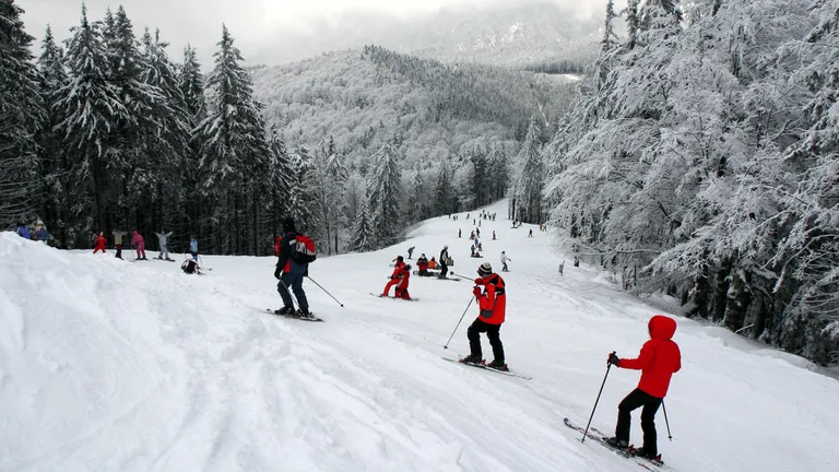 Cât te costă o zi la schi în stațiunile montane din România, Austria şi Bulgaria