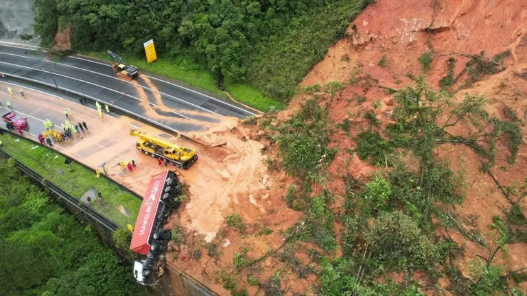 O autostradă din Brazilia a fost distrusă de o alunecare masivă de teren. „A fost oribil. Muntele a căzut peste noi!”
