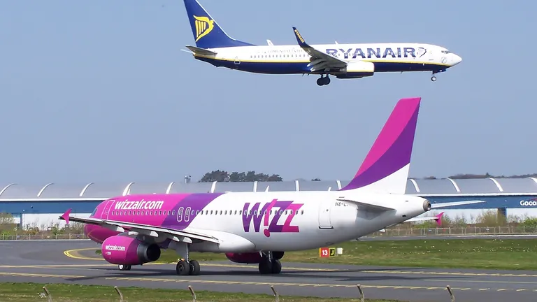 Schimbare majoră pentru cursele aeriene. Wizz Air și Ryanair se retrag de pe aeroporturi și renunță la mai multe zboruri din România