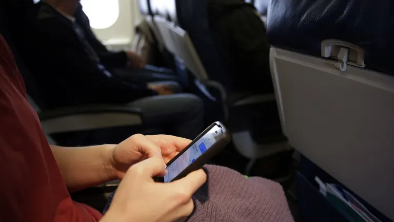 Scăpăm de „Mod avion!. Comisia Europeană va desemna frecvențele noii rețele 5G care vor permite telefoanelor mobile să rămână conectate în timpul zborului