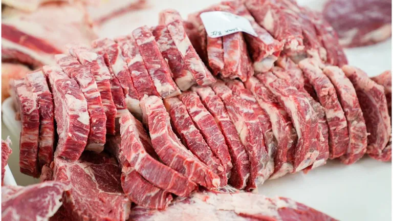 Specialiștii avertizează cu privire la carnea fabricată în laborator! „Dacă nu cumva produce niște dezechilibre în alimentația curentă”