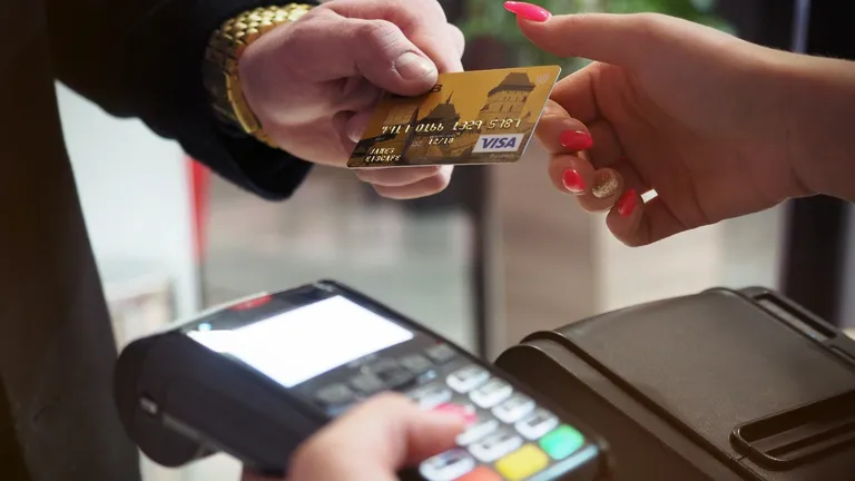 Milioane de români utilizează un card bancar! BNR anunță câte carduri erau active la finele lunii iunie 2022