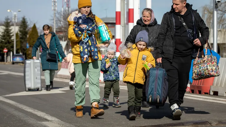 Tot mai mulți ucraineni fug din calea războiului. IGPF anunță câte persoane au trecut granița în doar 24 de ore
