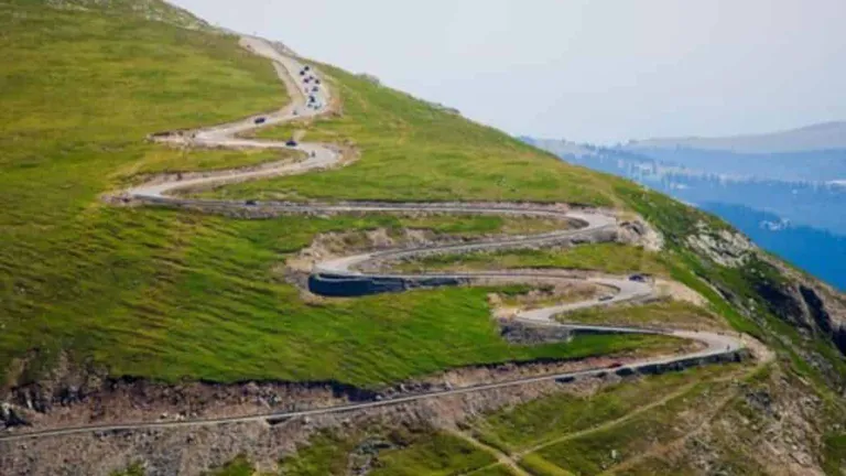 Un nou drum montan a fost reabilitat după mai bine de 40 de ani. Poate face concurență Transalpina ori Transrarău