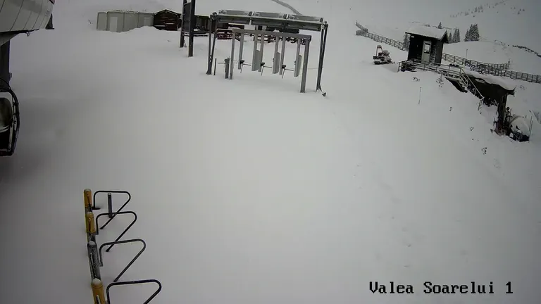 În ce stadiu se află pârtiile din Sinaia, după ce ninsorile au revenit în România! Autoritățile iau în calcul mai multe variante pentru a oferi românilor un weekend la schi