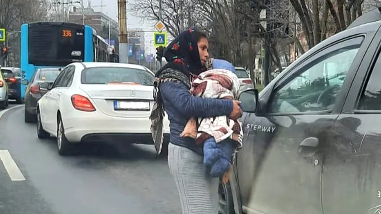 Poliția avertizează: Atenție la femeile cu bebeluşi în braţe care cerşesc la semafor! Ce trucuri folosesc impostoarele