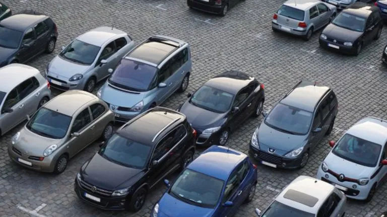 Cum vor fi verificați bucureștenii dacă au plătit parcarea? Compania Parking va avea mașini dotate cu camere
