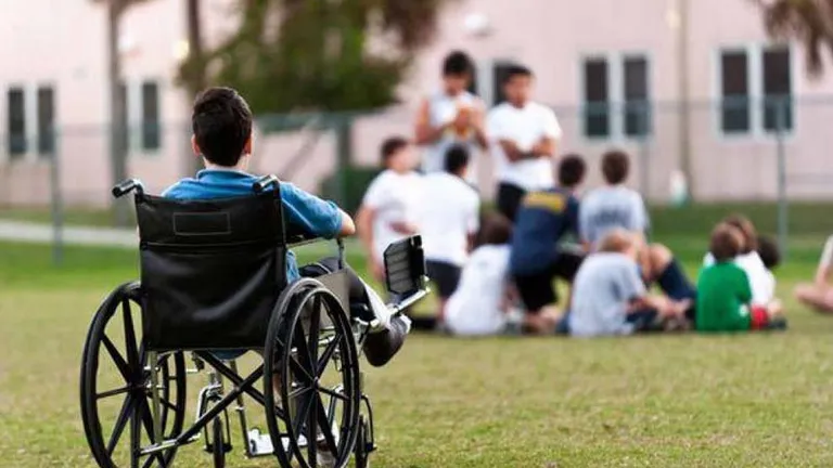 Persoanele cu handicap din centre vor fi mutate în locuințe obișnuite. Obiectivul asumat de România prin PNRR