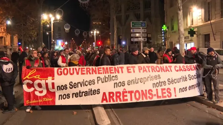 Franţa se pregăteşte pentru joia neagră. Grevă naţională şi proteste anunţate în toată ţara