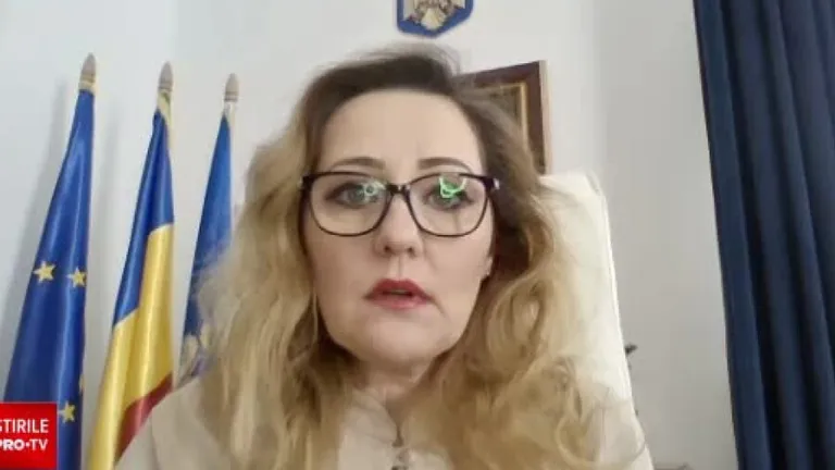 Elena Lasconi taie 242.000 de lei de la burse: Nu ne permitem să dăm burse în condiţiile în care noi nu putem să plătim facturile de curent şi gaz ale şcolilor