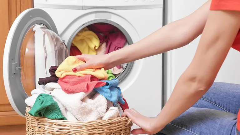 În ce perioadă a zilei trebuie să folosești mașina de spălat pentru a consuma mai puțin curent. Secretul care te ajută să economisești