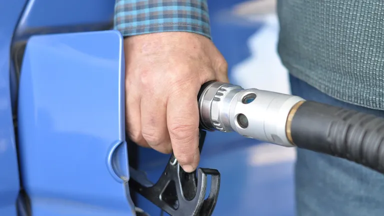 Scade prețul carburanţilor! Sunt reduceri la motorină de peste 10 bani/l la OMV Petrom, Lukoil, MOL și Rompetrol