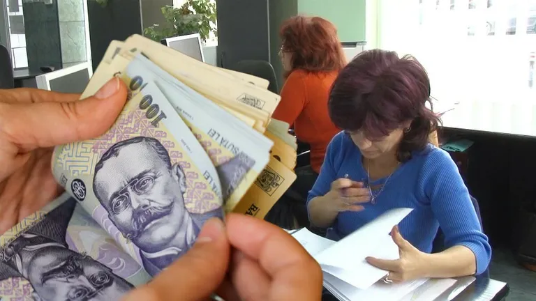 Cine sunt românii care primesc două salarii în plus. Anunț oficial de la Guvern