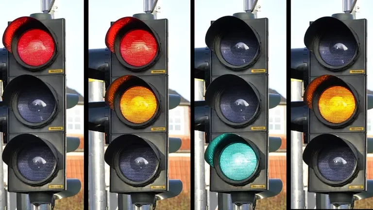 Semafoarele ar putea avea patru culori în viitor. Motivul pentru care legislația rutieră s-ar putea schimba la nivel mondial