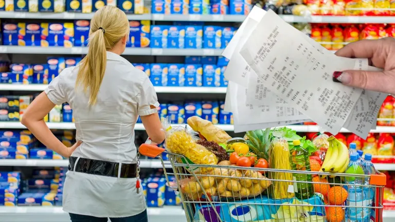 Cele mai mari lanțuri de supermarketuri plafonează prețurile pentru produsele de bază. Măsura va fi implementată timp de 3 luni