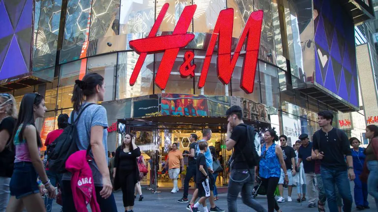 Gigantul H&M abandonează România. Suedezii mai lucrează doar cu 4 din cele 20 de fabrici cu care aveau contract în 2020