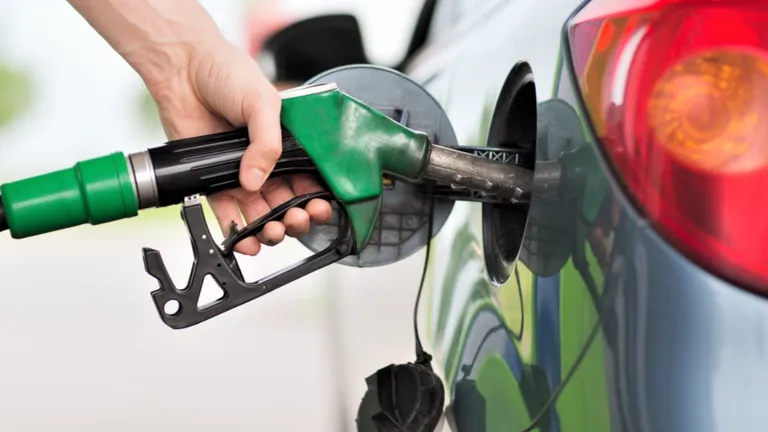 Preţul carburanţilor creşte din nou. Benzina a ajuns la cel mai ridicat preţ din acest an, aproape de cel al motorinei