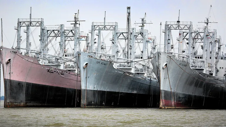 O flotă misterioasă de peste 600 de nave asigură exportul de petrol rusesc. Care sunt pericolele pentru economia mondială