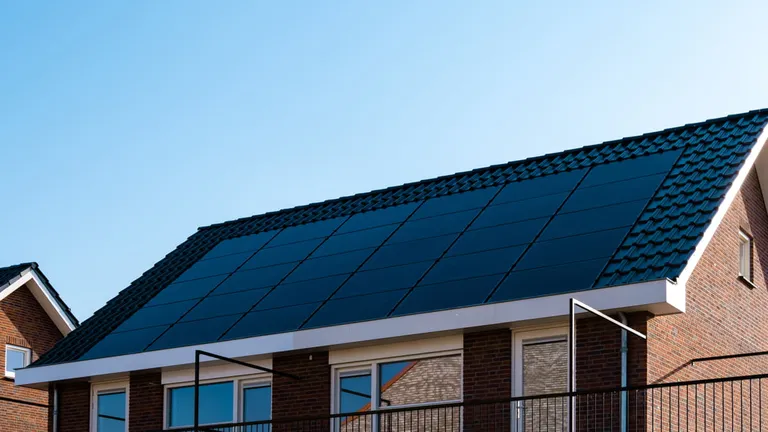 Instalarea unui sistem de panouri solare acasă: Rolul invertoarelor solare și sfaturi utile