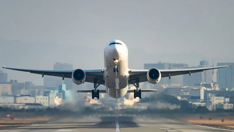 INS: Transportul aerian de pasageri a crescut cu 87,6%. Destinațiile alese de români