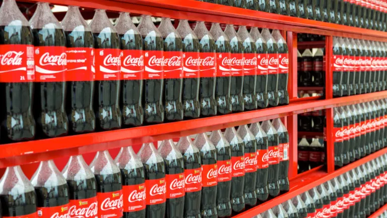 Rezultatele financiare obținute de Coca-Cola, peste așteptările analiștilor în primul trimestru din 2023. Cererea rămâne ridicată, în pofida creșterilor de prețuri