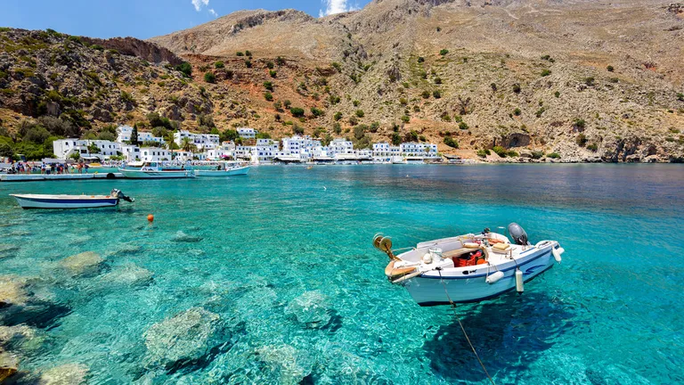 Ei sunt pensionarii care s-au mutat în Grecia! Ce cheltuieli duc cei doi pe lună. „În 10 minute ajung la plajă”