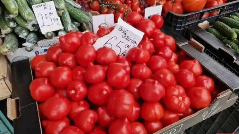 Ce preț a ajuns să aibă un kilogram de roșii vândut de un fermier român. Suma colosală de bani pe care o lasă românii în piețe