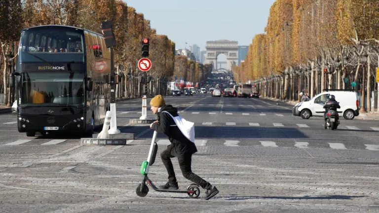 Parizienii au votat soarta trotinetelor electrice de închiriat! Oficial, acestea sunt interzise