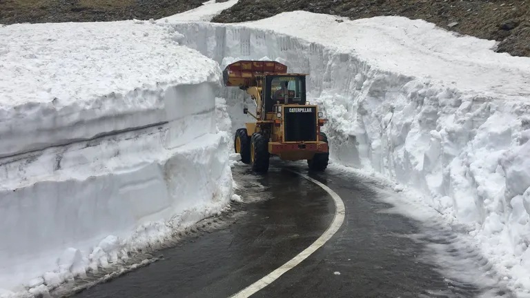 Zăpadă ca-n filme pe Transalpina. Când se va da drumul la circulație pe cea mai înaltă șosea din România