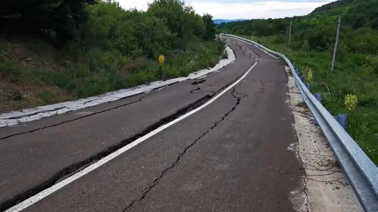 Unde asfaltezi și unde crapă! Gropi catastrofale pe drumul județean dintre Iași și Suceava. Investiția de 100 de milioane de euro s-a dus pe Apa Sâmbetei