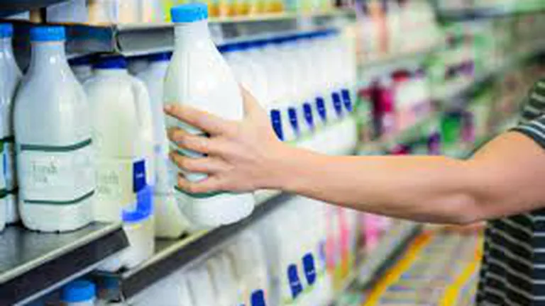 VIDEO| Clipe de panică pentru un român! Ce se afla în cutia de lapte pe care a cumpărat-o?! Aveți grijă ce cumpărați din supermarket-uri