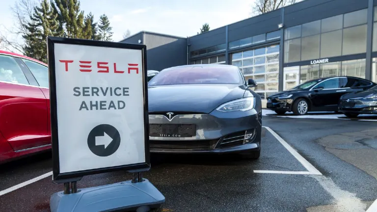 Probleme la Tesla! Peste 1 milion de mașini sunt rechemate în service
