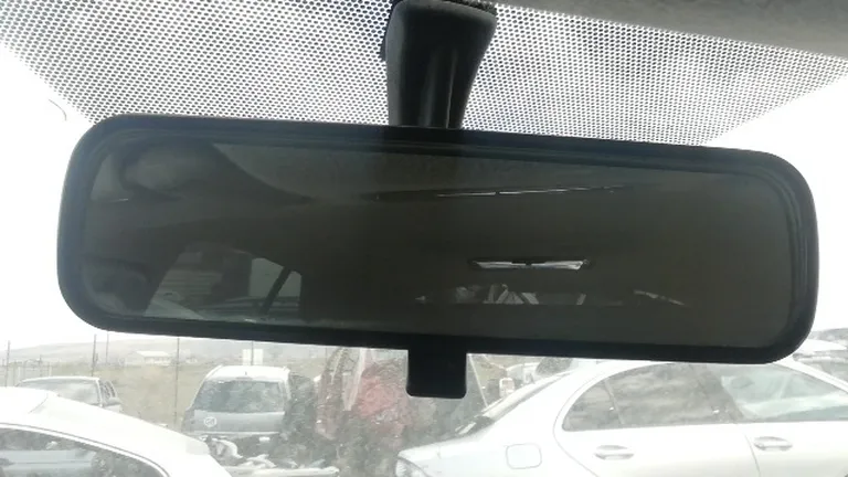 Butonul secret de pe oglinda retrovizoare a mașinii. Ce se întâmplă dacă îl apeși