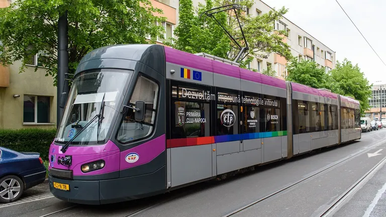 Un tramvai cu sistem anti-coliziune a fost testat, în premieră, la Cluj Napoca. Cine a realizat investiţia şi cum îi ajută pe vatmani