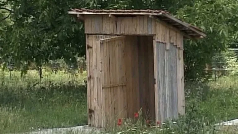 Reacţia Sindicatului Europol după ce IPJ Botoşani a anunţat achiziţionarea a şase toalete din lemn pentru sediile de poliţie: Se va înlocui doar lemnul celebrelor wc-uri din fundul curţii