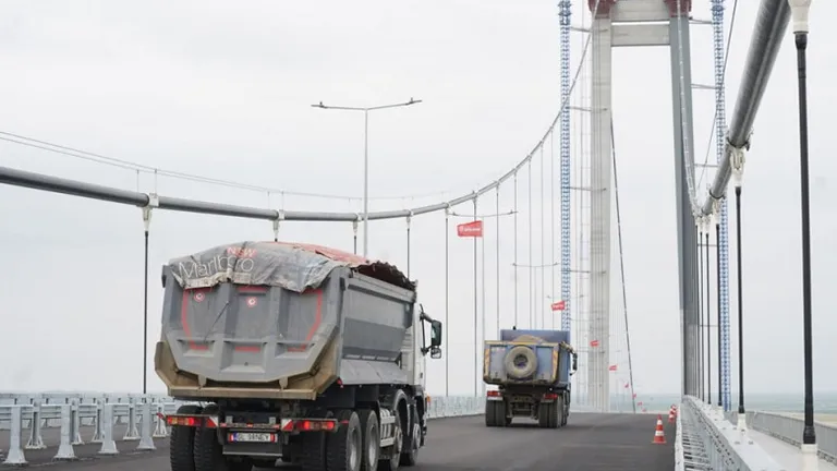 Podul de la Brăila va fi inaugurat la finalul lunii. S-a dat startul la testele de rezistență