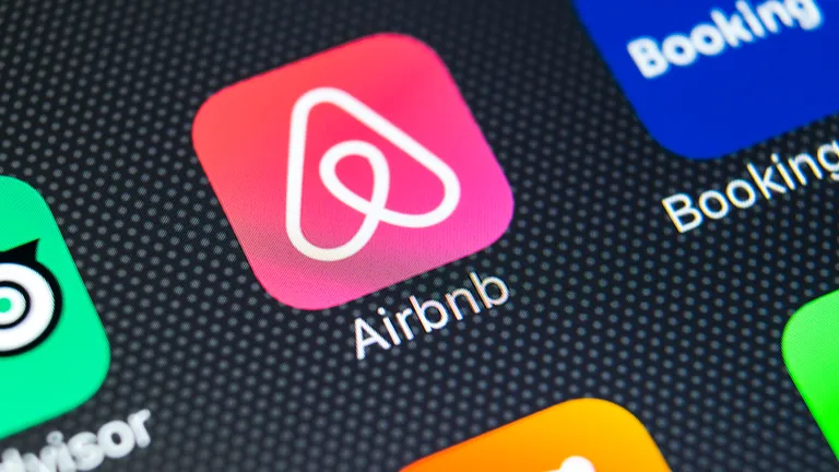 Primul oraş care vrea să interzică închirierile de tip Booking şi Airbnb. Tulbură piaţa imobiliară