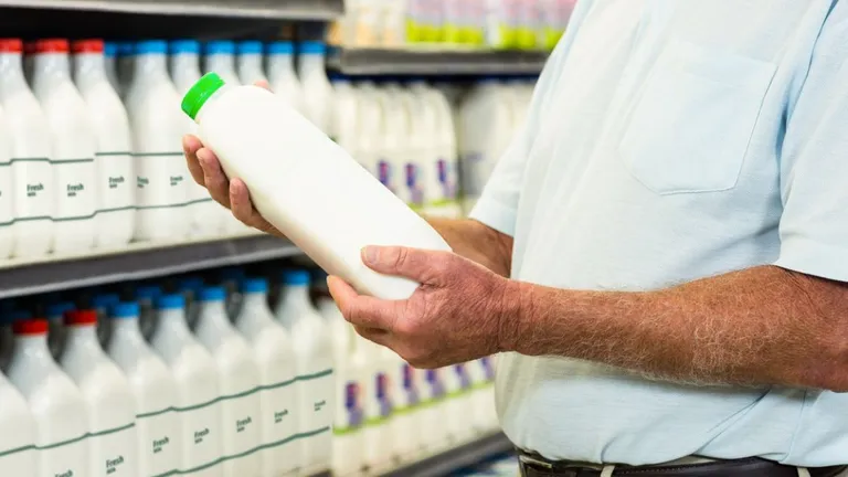 Primele ieftiniri din 2023. Cât a ajuns să coste 1 litru de lapte în România