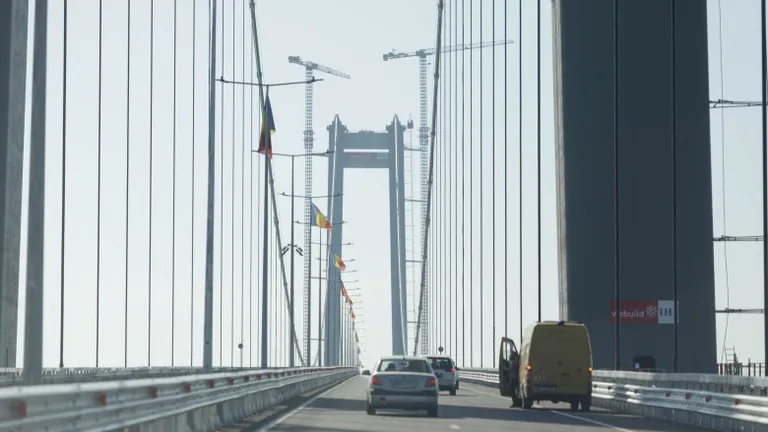 INCREDIBIL! Un prim accident la câteva ore de la inaugurarea podului peste Dunăre de la Brăila. Ce se întâmplă cu traficul