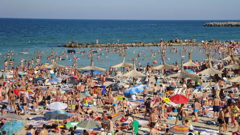 Haosul de pe litoralul românesc a început! Turiștii au stat în cozi uriașe, deși prețurile sunt mai mari cu 30%. Locurile de cazare mai sunt libere doar 20%
