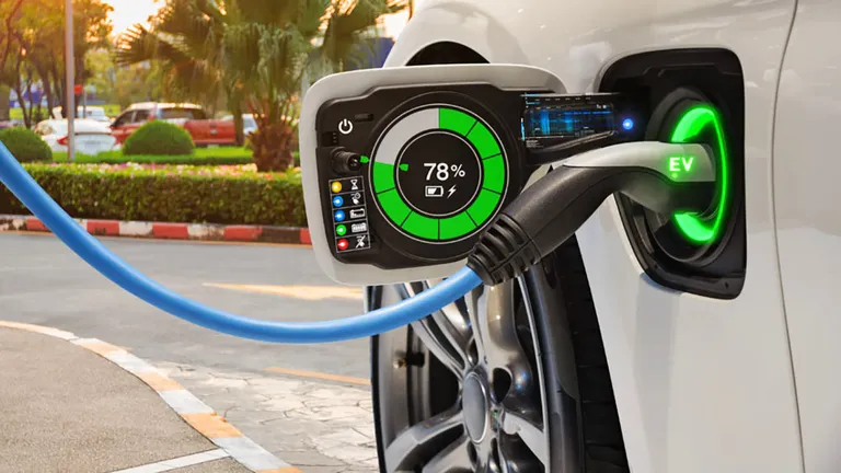 Numărul mașinilor electrice crește în continuare cu peste 40%. Cât trebuie să scoată din buzunar un român pentru o reîncărcare a mașinii
