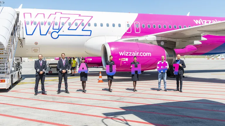 Bonusuri între 30.000 şi 50.000 euro pentru piloţii de la baza Wizz Air din Craiova, Suceava şi Iaşi