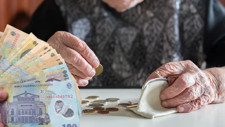 Scade numărul pensionarilor din România. Cât a ajuns pensia medie în aprilie 2024