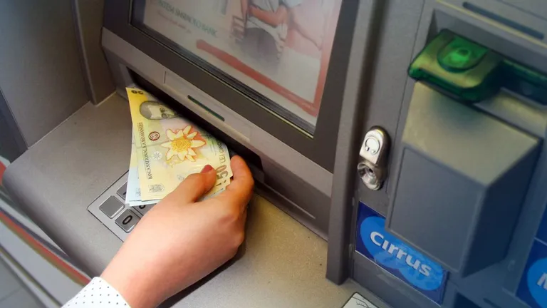 Mare atenție atunci când folosiți bancomatele de pe stradă. Riscați să rămâneți fără banii de vacanță!