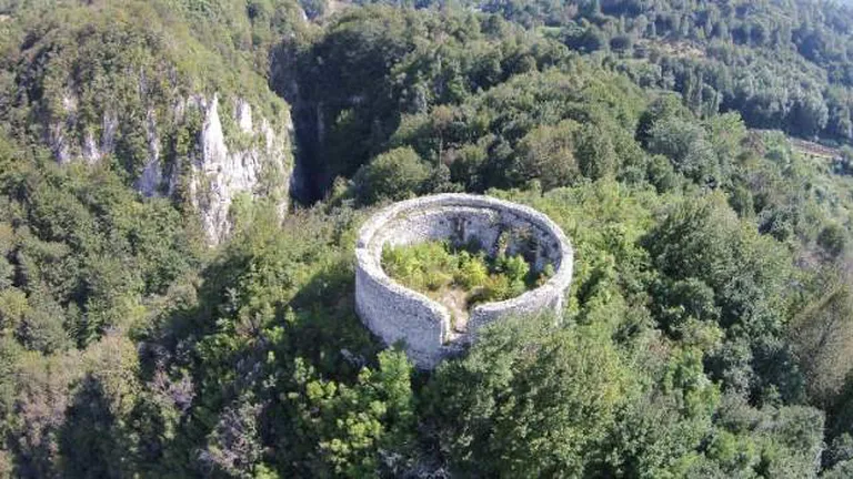 Turiștii își pot risca viața dacă vizitează acest loc din România care aparține de Patrimoniul UNESCO „Am urcat abrupt ținându-ne de copaci, pietre și rădăcini”