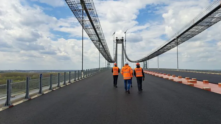 Au apărut primele „semne de bună purtare” la o lună după inaugurarea podului suspendat peste Dunăre. Care au fost cauzele