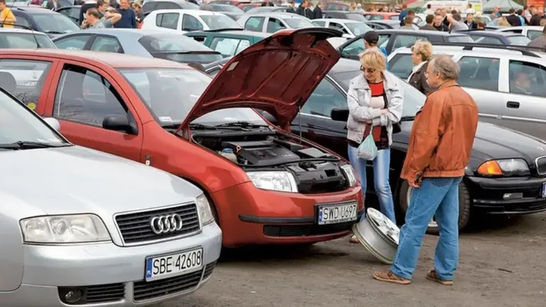 Schimbare radicală pe piața auto. Românii renunță să-și achiziționeze mașini la mâna a doua și trec la cele electrice